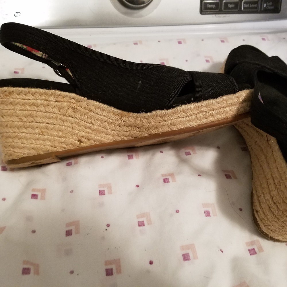 Black wedges